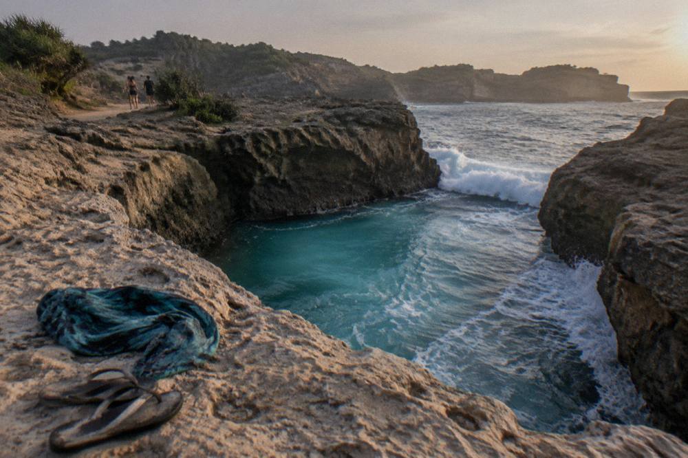 A viewpoint over the turquoise water and limestone cliffs of western Nusa Penida