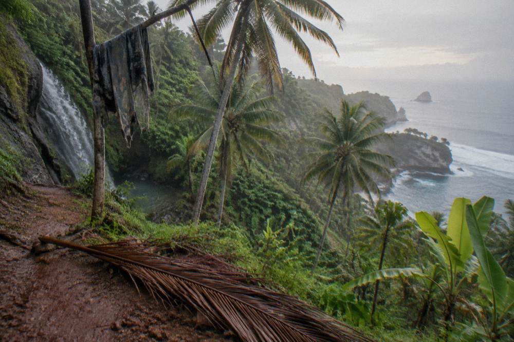 A quiet viewpoint over the Nusa Penida coastline in soft morning light